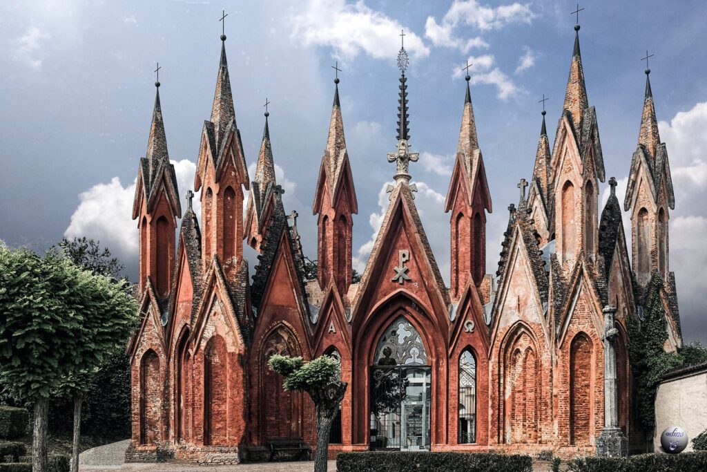 Le guglie del cimitero di Dogliani